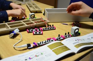 dzieci składają syntezatory przy pomocy 
LittleBits