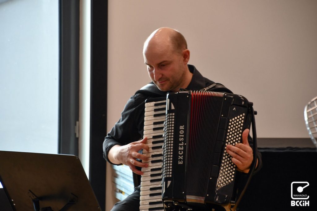 Tomasz Majchrzak grajacy na akordeonie