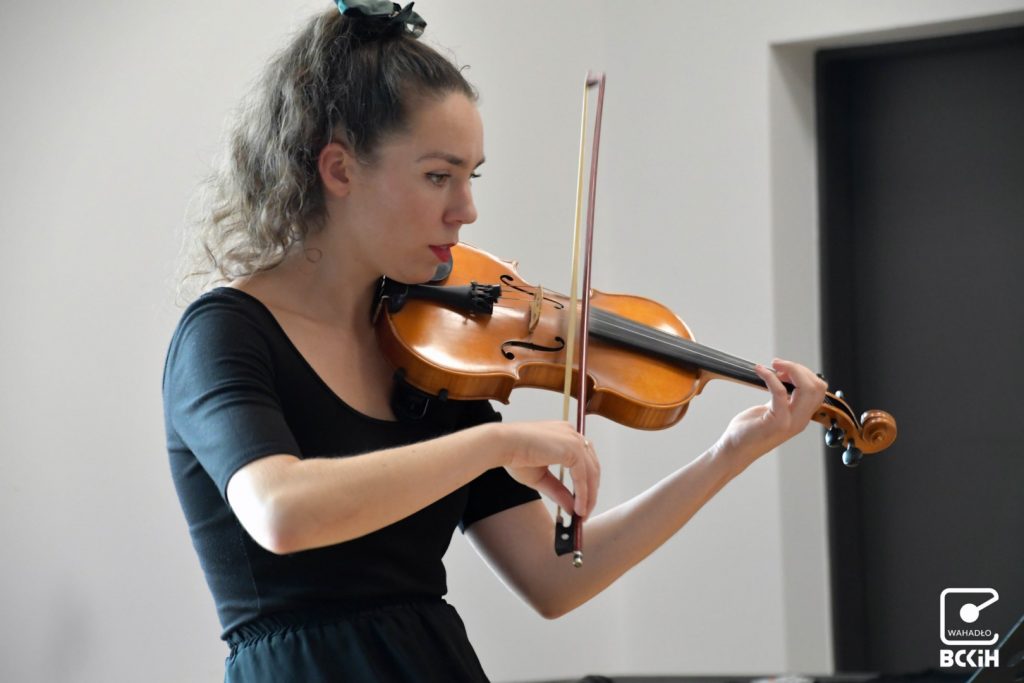 Sara Kandelszajn grająca na skrzypcach