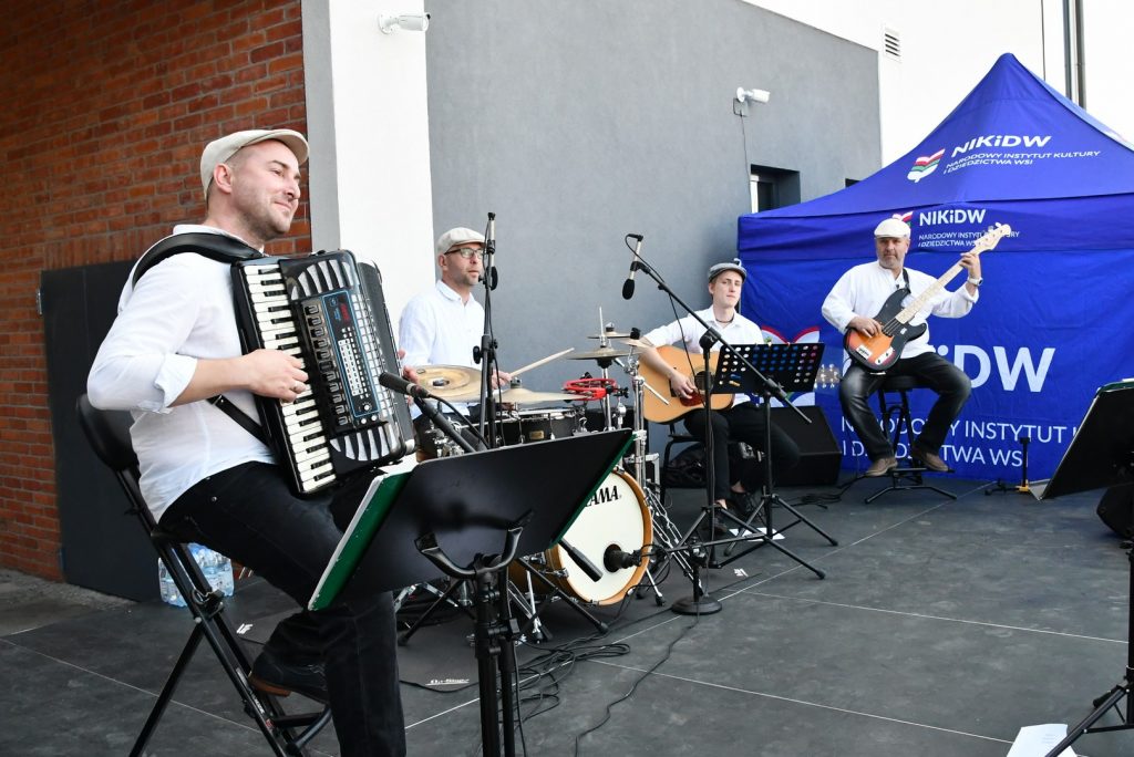 zespół - akordeon, perkusja, gitara akustyczna, gitara basowa