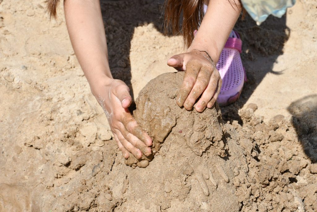 budowanie zamku z piasku