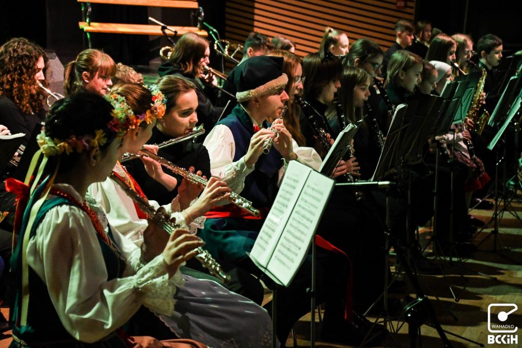orkiestra podczas gry zbliżenie na flety poprzeczne 