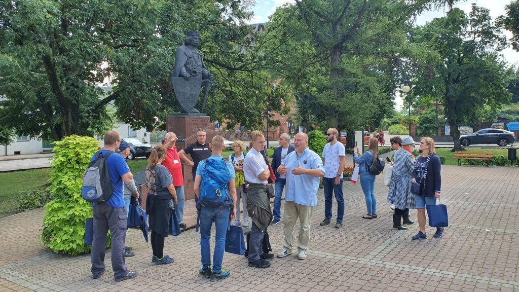 uczestnicy oglądający pomnik