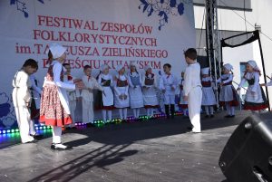scena festiwalu zespołów folklorystycznych imienia Tadeusza Zielińskiego 