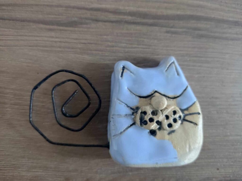ceramiczna ozdoba w kształcie kota