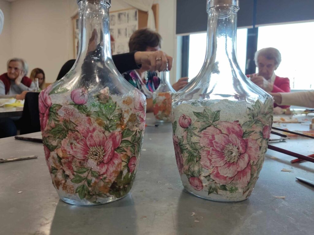 butelki ozdobione motywem kwiatowym